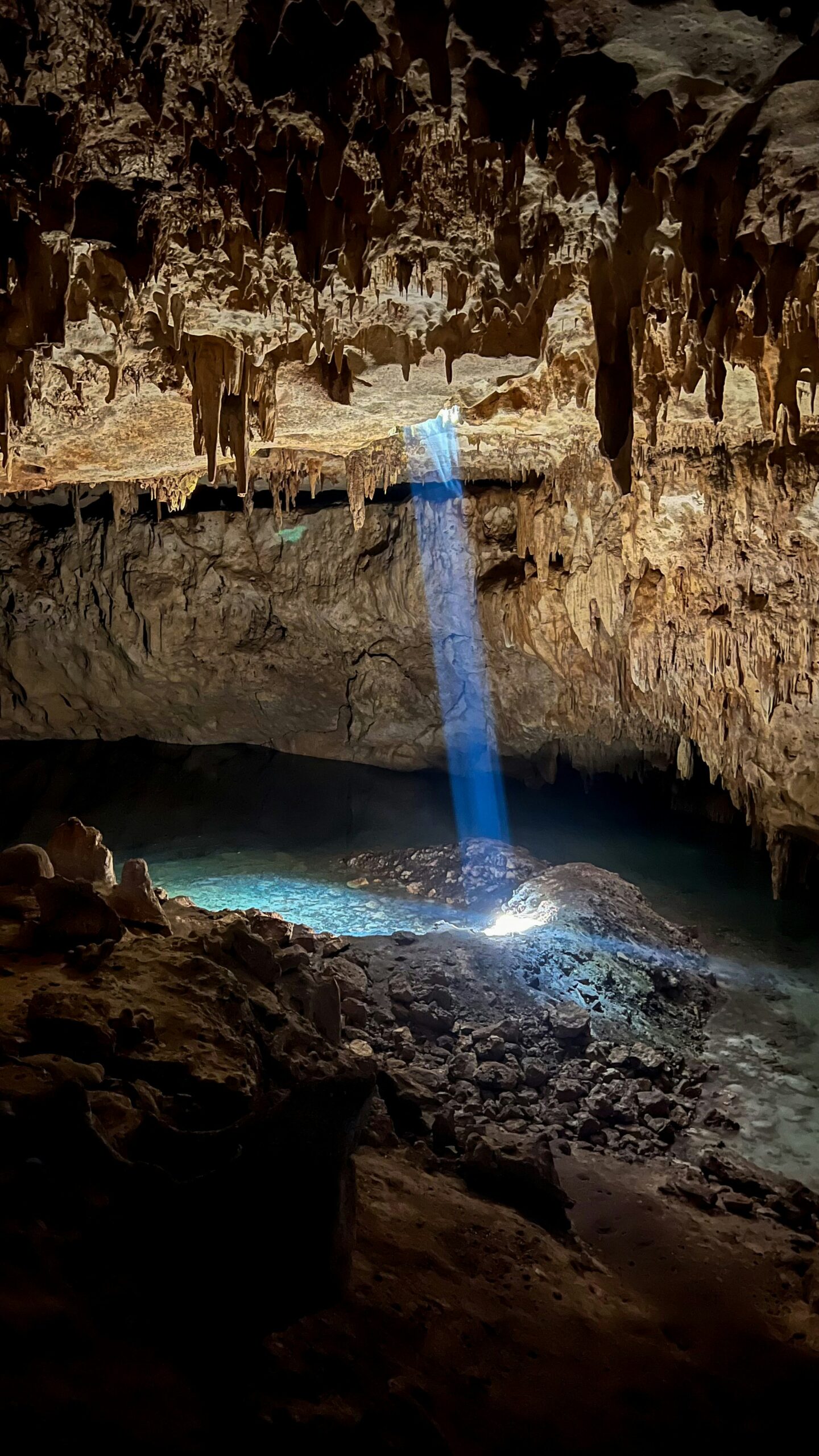 Interno della Grotta del Lago Azzurro con formazioni rocciose e acqua cristallina a Bonito, Brasile.
