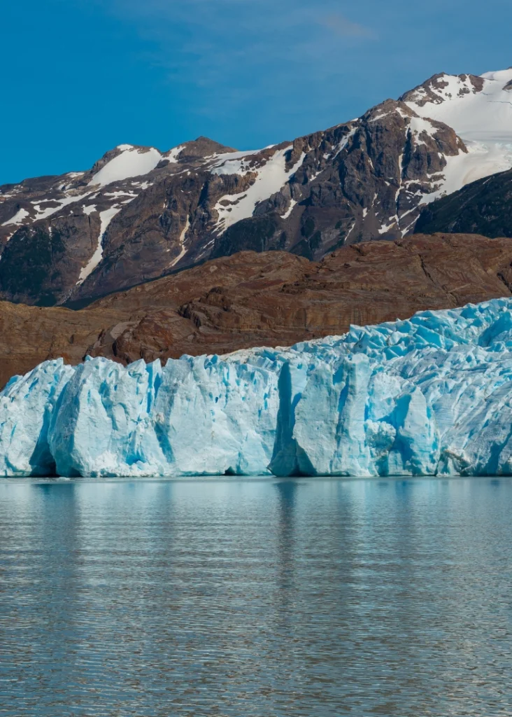 Frente do Glaciar Grey sobre o lago, com montanhas nevadas ao fundo, Patagônia chilena