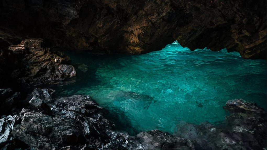 Lago di acqua turchese all'interno di una grotta rocciosa a Bonito, in Brasile.
