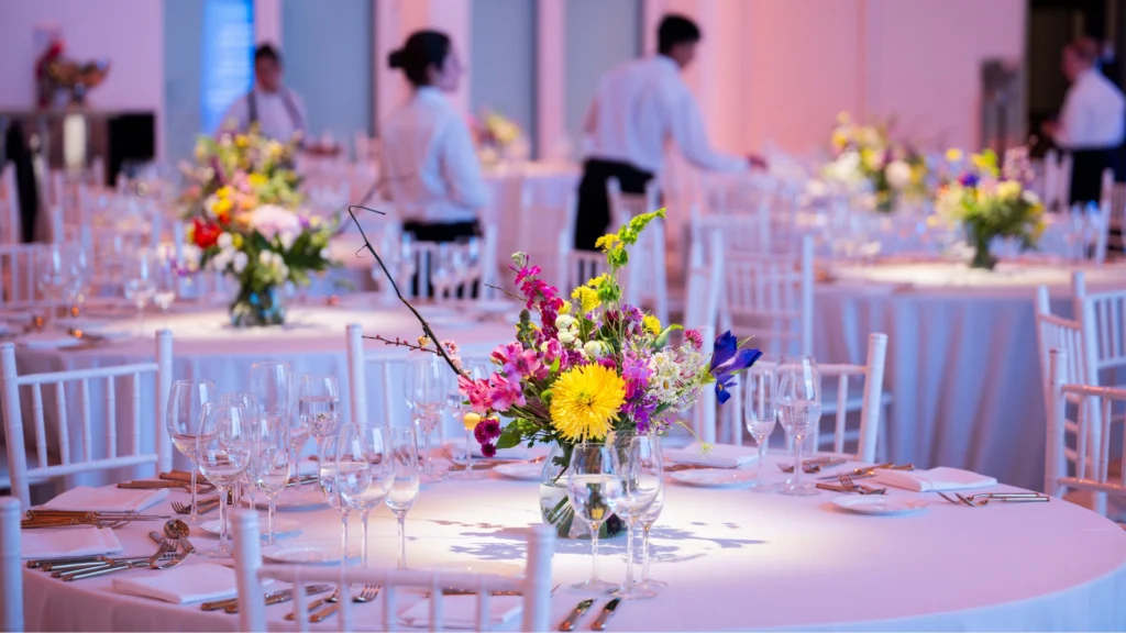 A imagem mostra a ambientação de um jantar de gala corporativo organizado para o lançamento da RINGANA na Argentina. O evento foi realizado no Faena Art Center, em Buenos Aires, e recebeu 150 convidados. A Andina DMC coordenou a produção integral, o mobiliário, os arranjos florais, o bufê e os serviços técnicos.