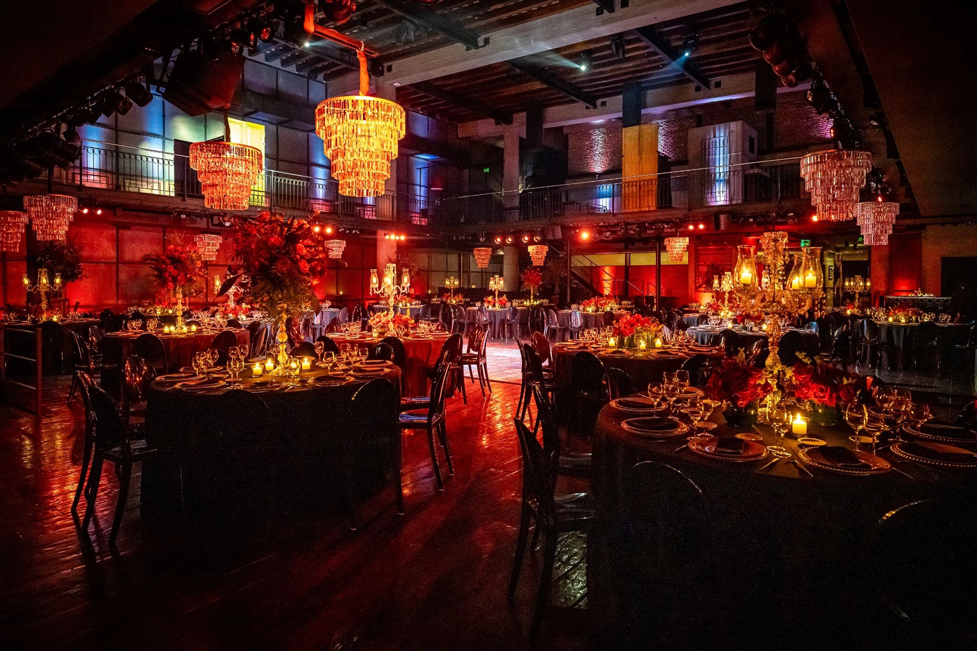 Elegant event atmosphere by Rixner at El Zanjón de Granados with warm lighting and chandeliers