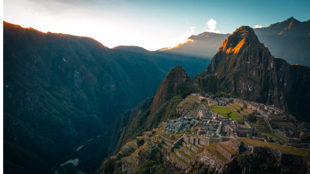 Vista panoramica di Machu Picchu illuminata dal tramonto a Cusco, in Perù.