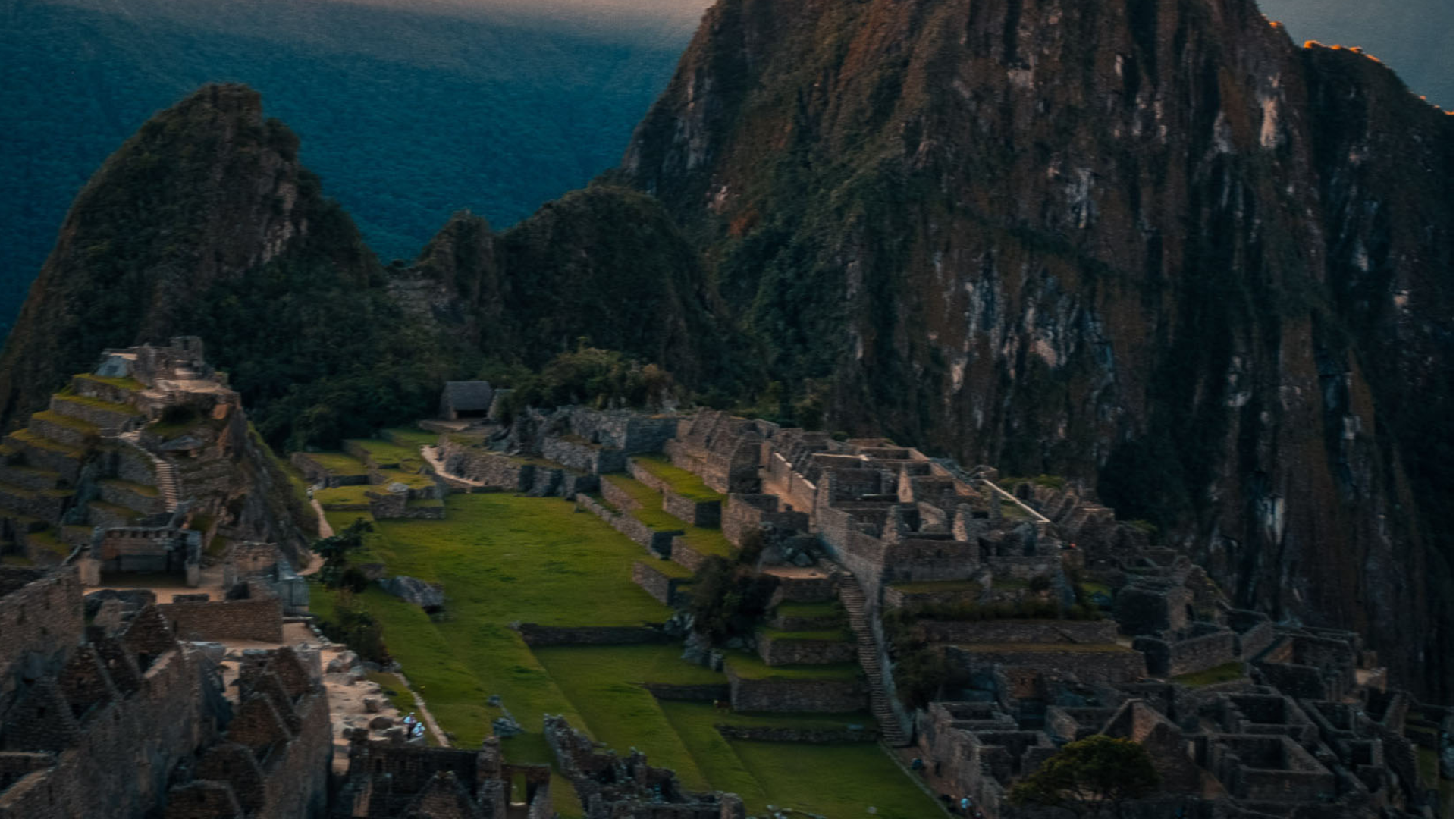 Terrazze e costruzioni in pietra di Machu Picchu di fronte alla montagna Huayna Picchu.