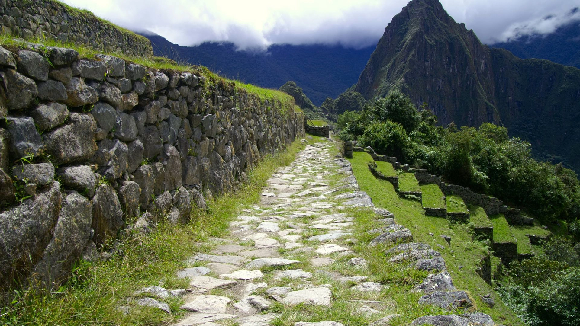 Sendero del Camino del Inca, in Perù, circondato da mura ancestrali, è parte delle esperienze corporate di Andina by Rixner DMC