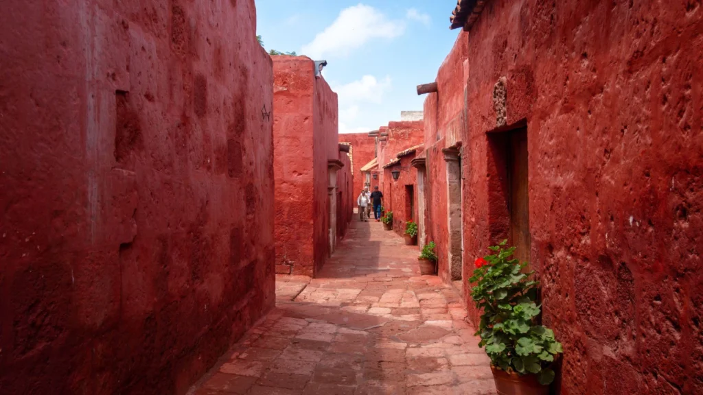 Calle interna del Monasterio de Santa Catalina en Arequipa, Perú, parte de las experiencias corporativas de Rixner DMC