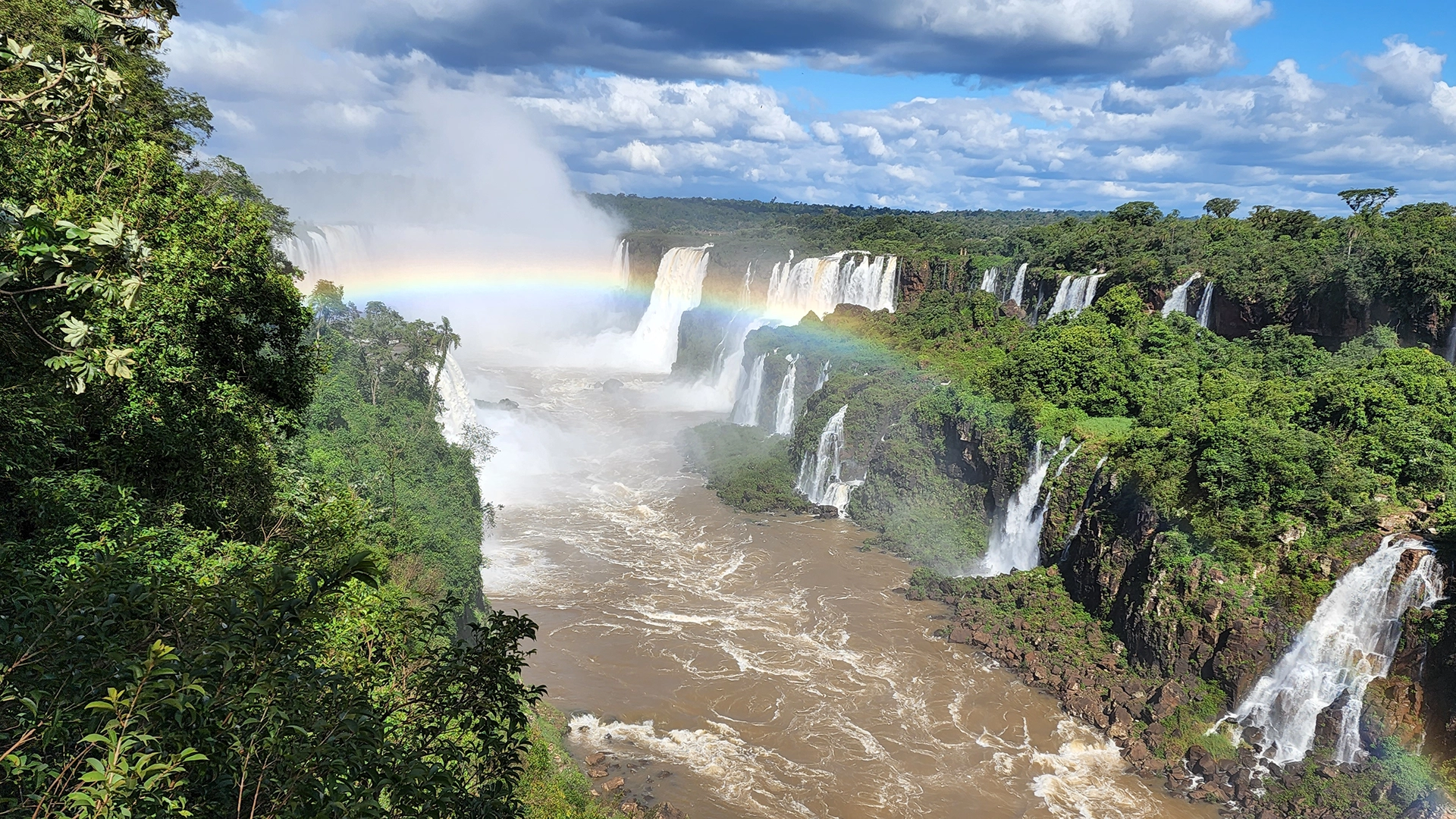 Vista aérea das Cataratas do Iguaçu desde Foz do Iguaçu, Brasil, destino turístico corporativo da Andina by Rixner DMC
