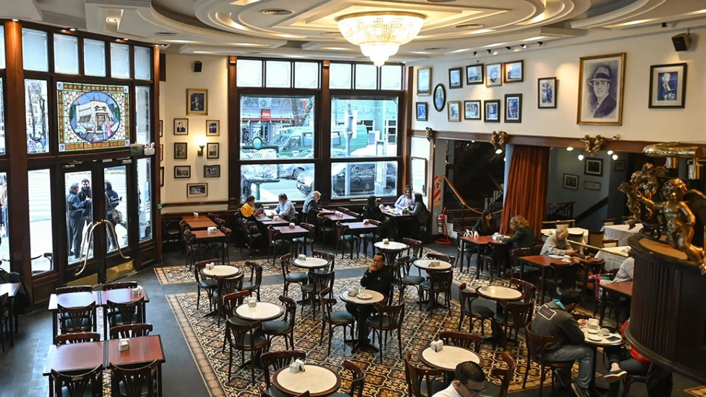 Café Salon de los Angelitos with tables, windowsills and an old chandelier, Buenos Aires